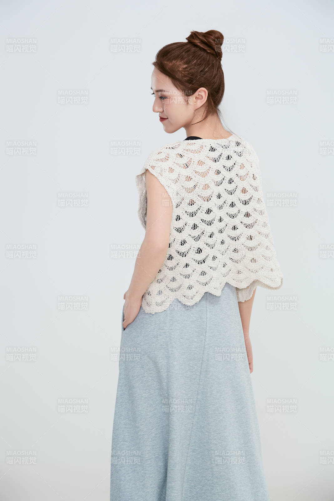 在攝影棚拍攝的青年時尚女性