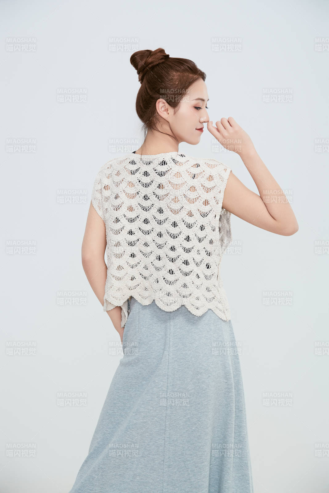 在攝影棚拍攝的青年時(shí)尚女性