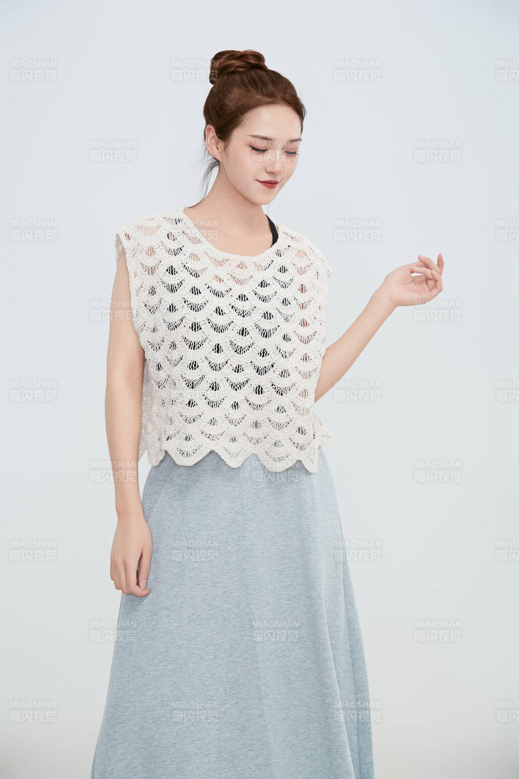 在攝影棚拍攝的青年時(shí)尚女性