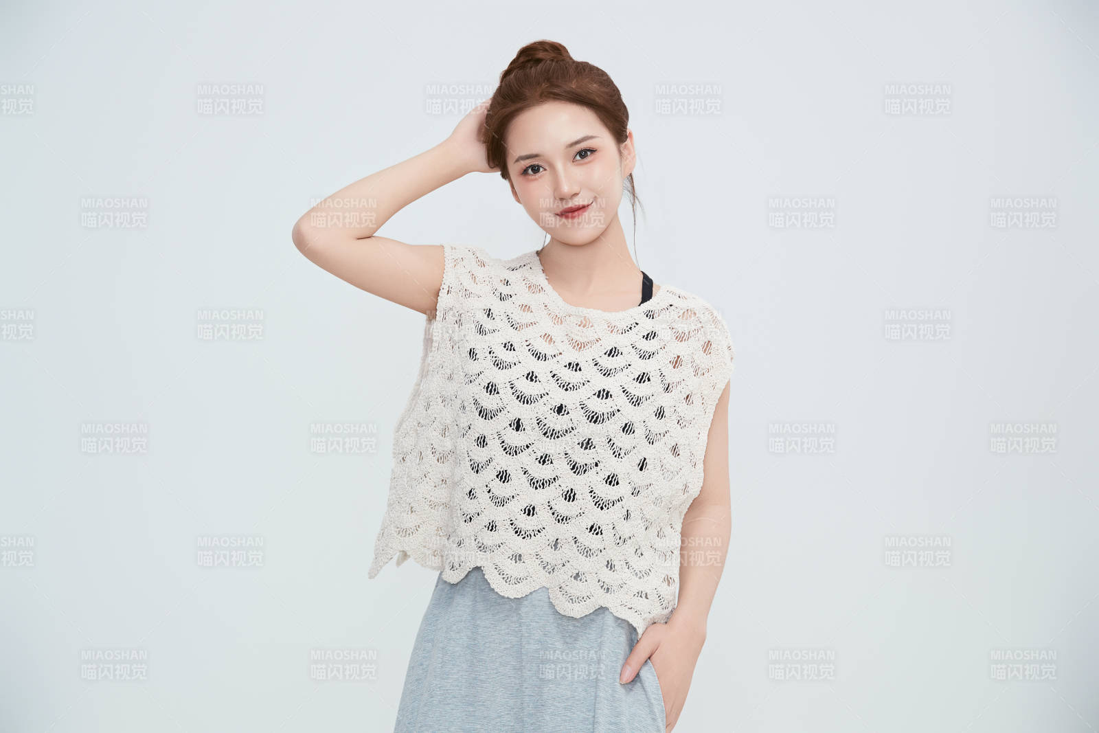 在攝影棚拍攝的青年時尚女性