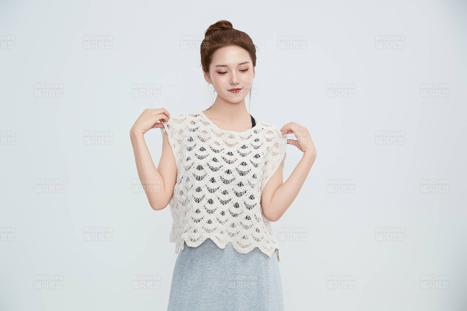 在攝影棚拍攝的青年時(shí)尚女性