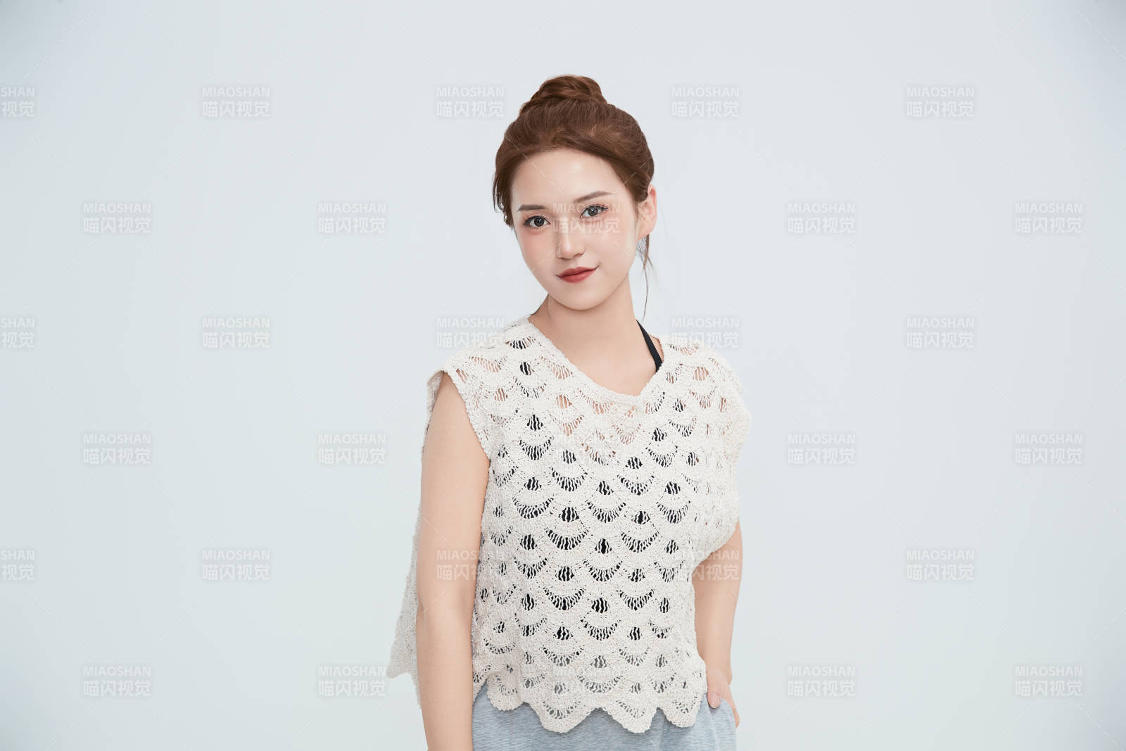 在攝影棚拍攝的青年時尚女性