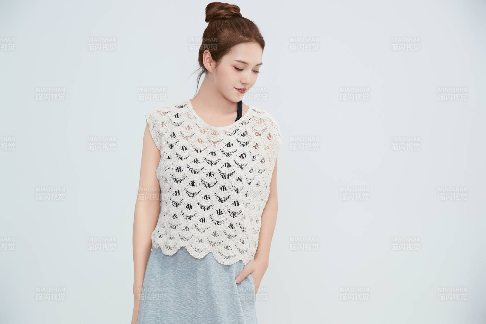 在攝影棚拍攝的青年時尚女性