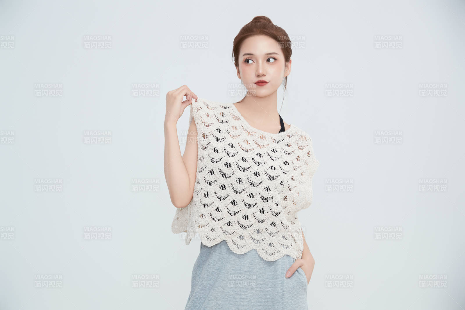 在攝影棚拍攝的青年時尚女性