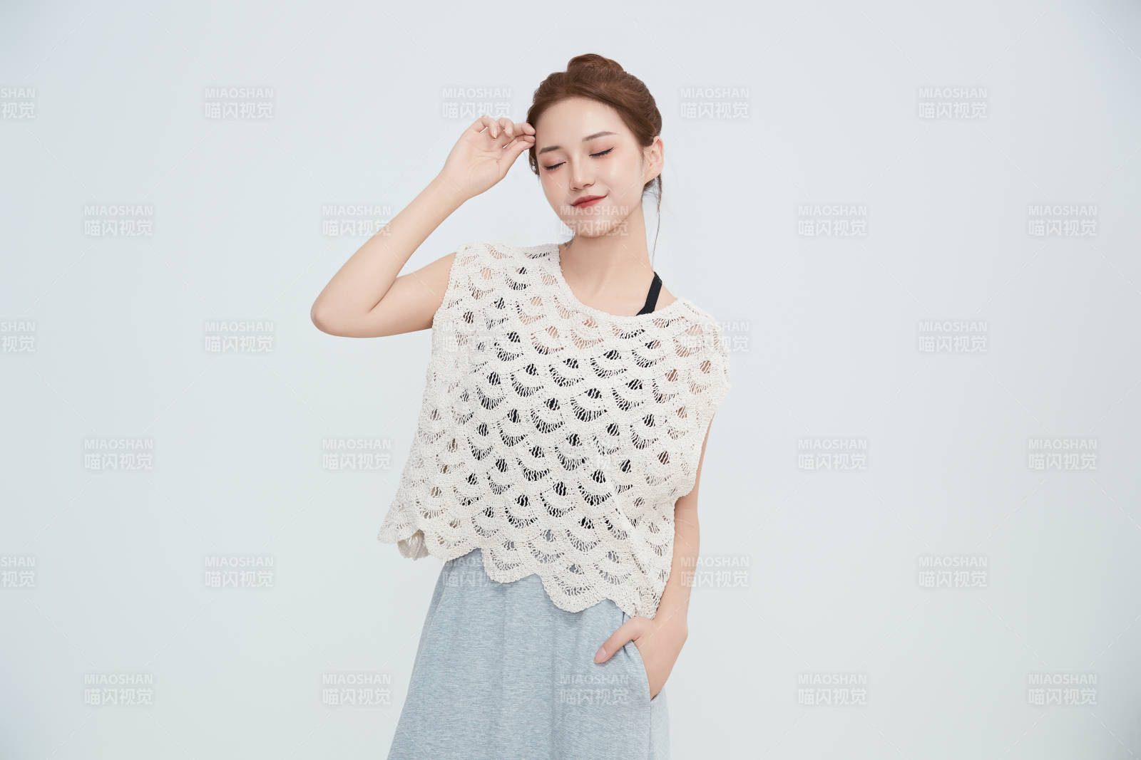 在攝影棚拍攝的青年時(shí)尚女性