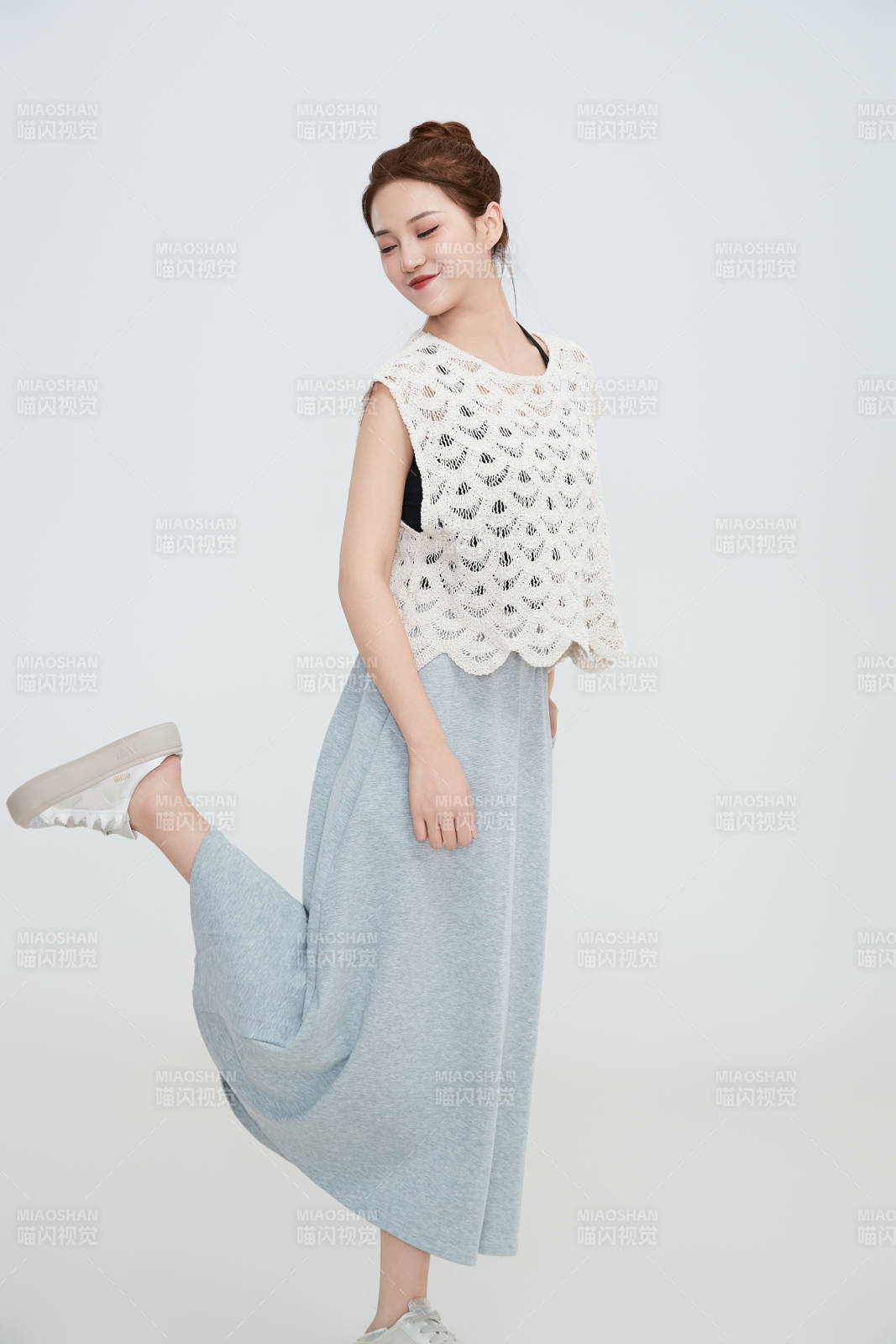 在攝影棚拍攝的青年時尚女性