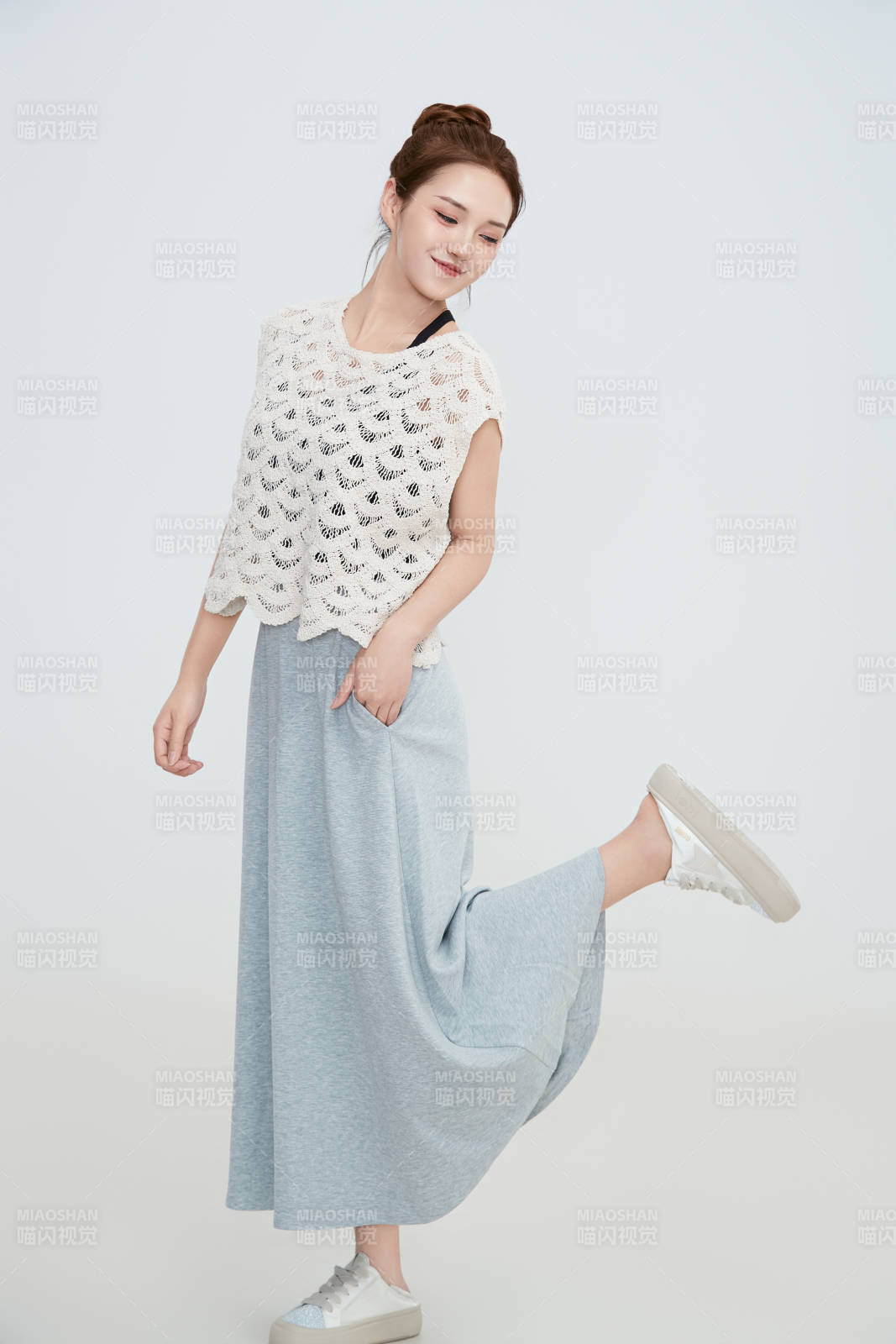 在攝影棚拍攝的青年時(shí)尚女性