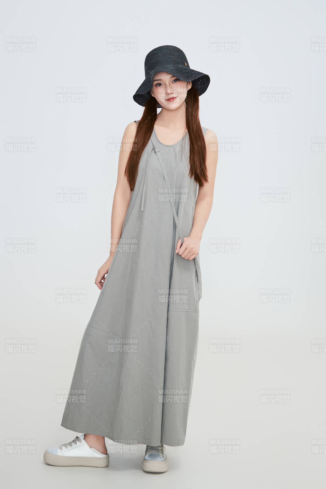 在摄影棚拍摄的青年时尚女性