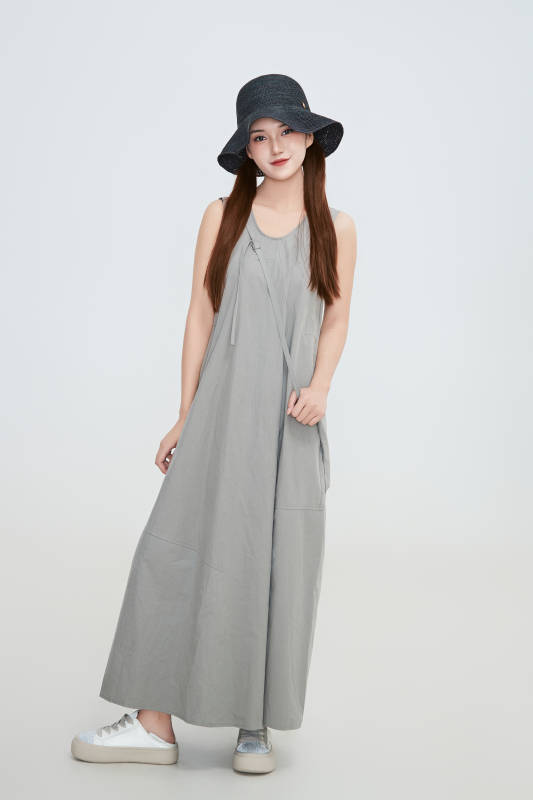 在摄影棚拍摄的青年时尚女性