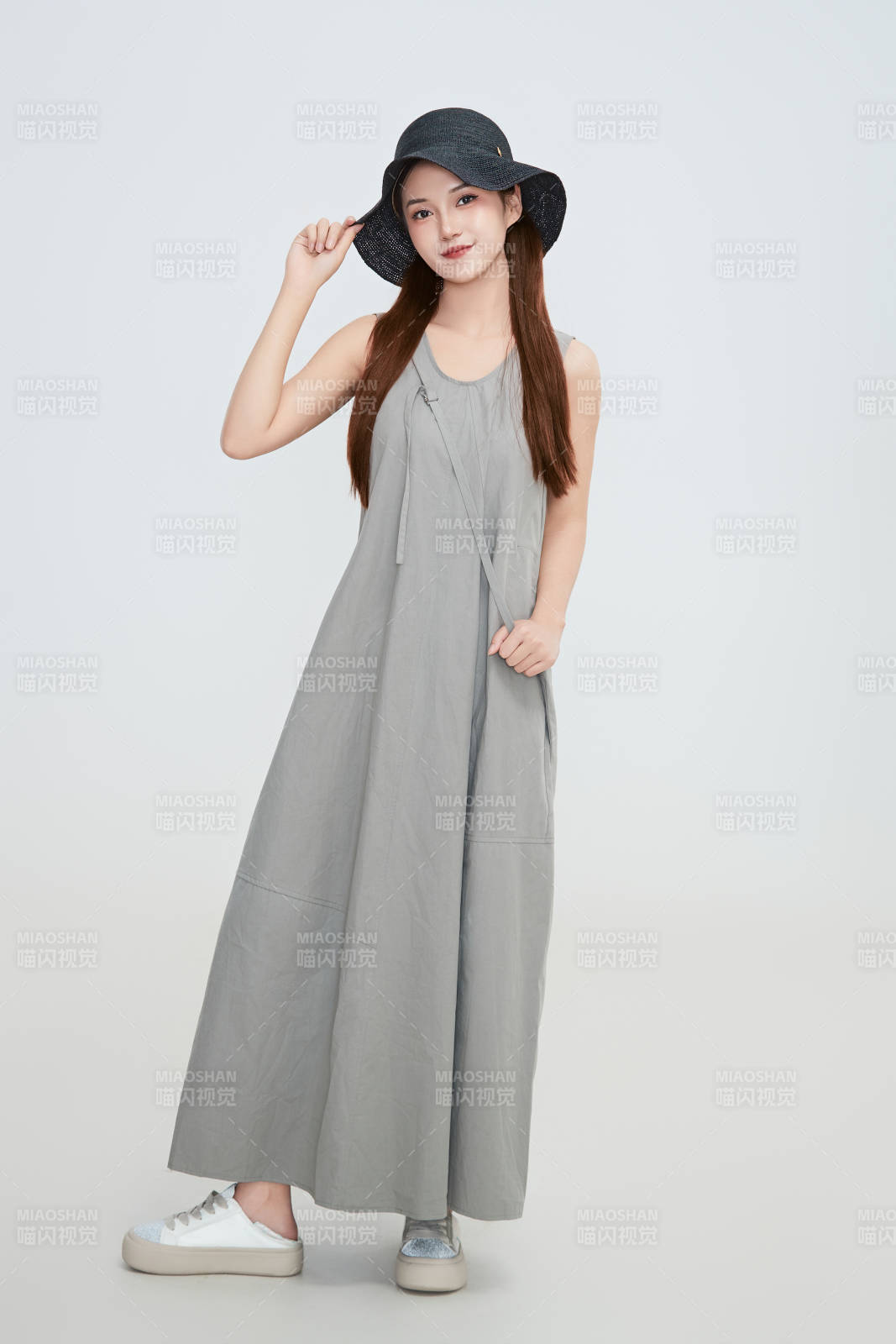 在攝影棚拍攝的青年時尚女性