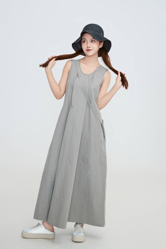 在攝影棚拍攝的青年時尚女性