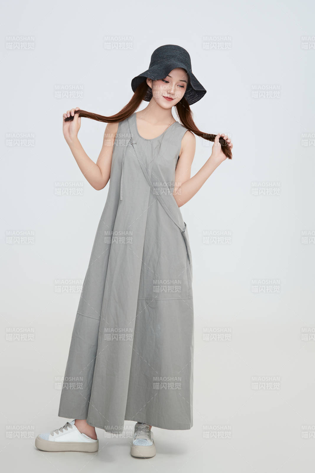 在摄影棚拍摄的青年时尚女性