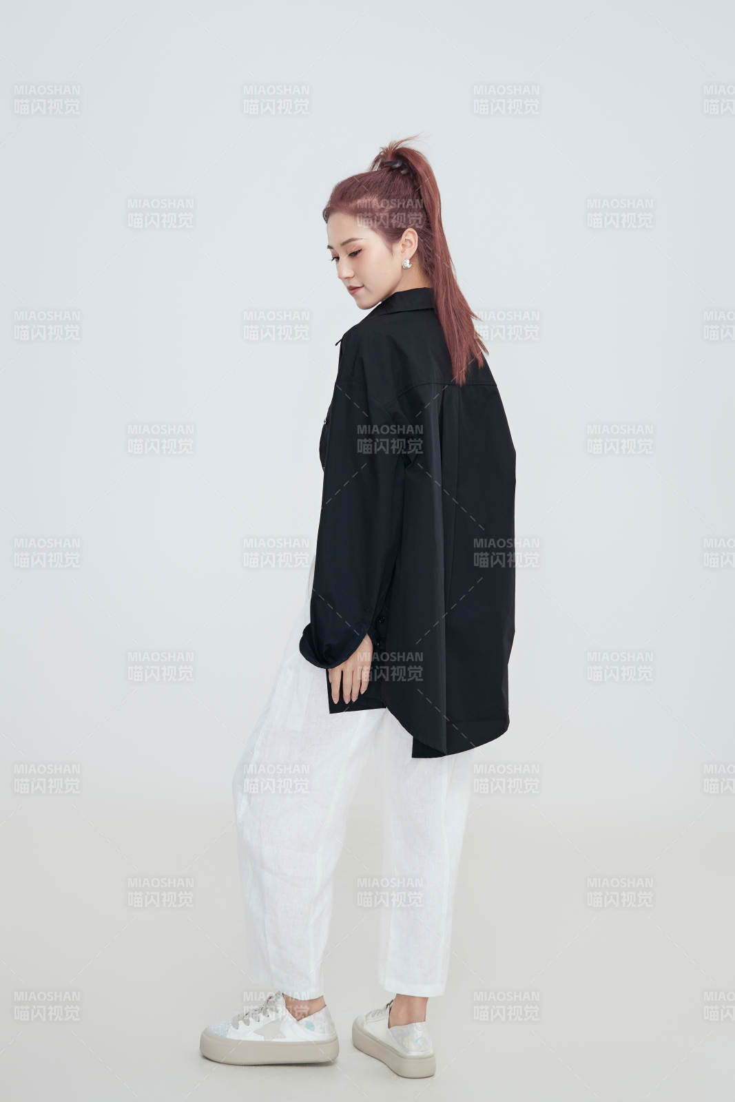 在攝影棚拍攝的青年時尚女性