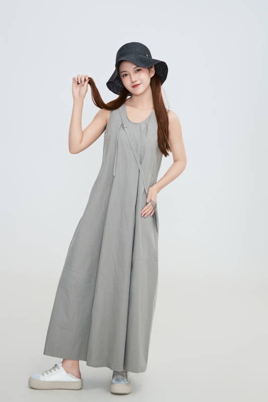 在摄影棚拍摄的青年时尚女性