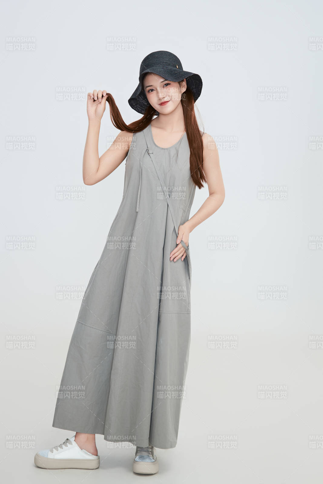 在摄影棚拍摄的青年时尚女性