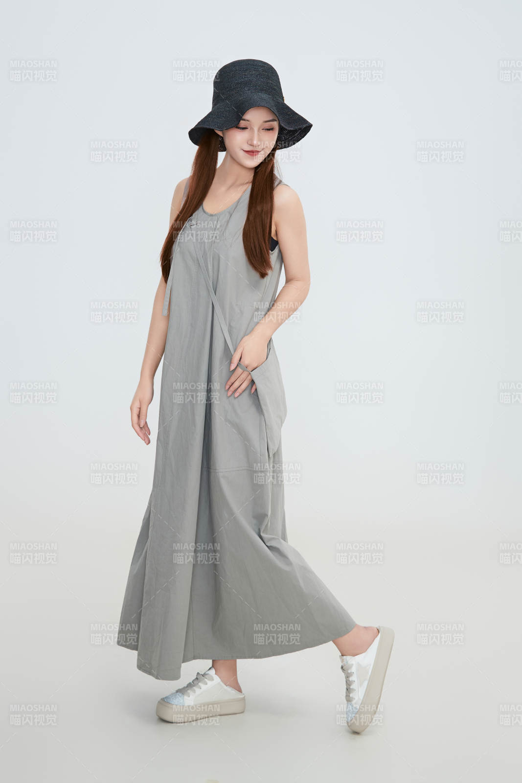 在攝影棚拍攝的青年時(shí)尚女性