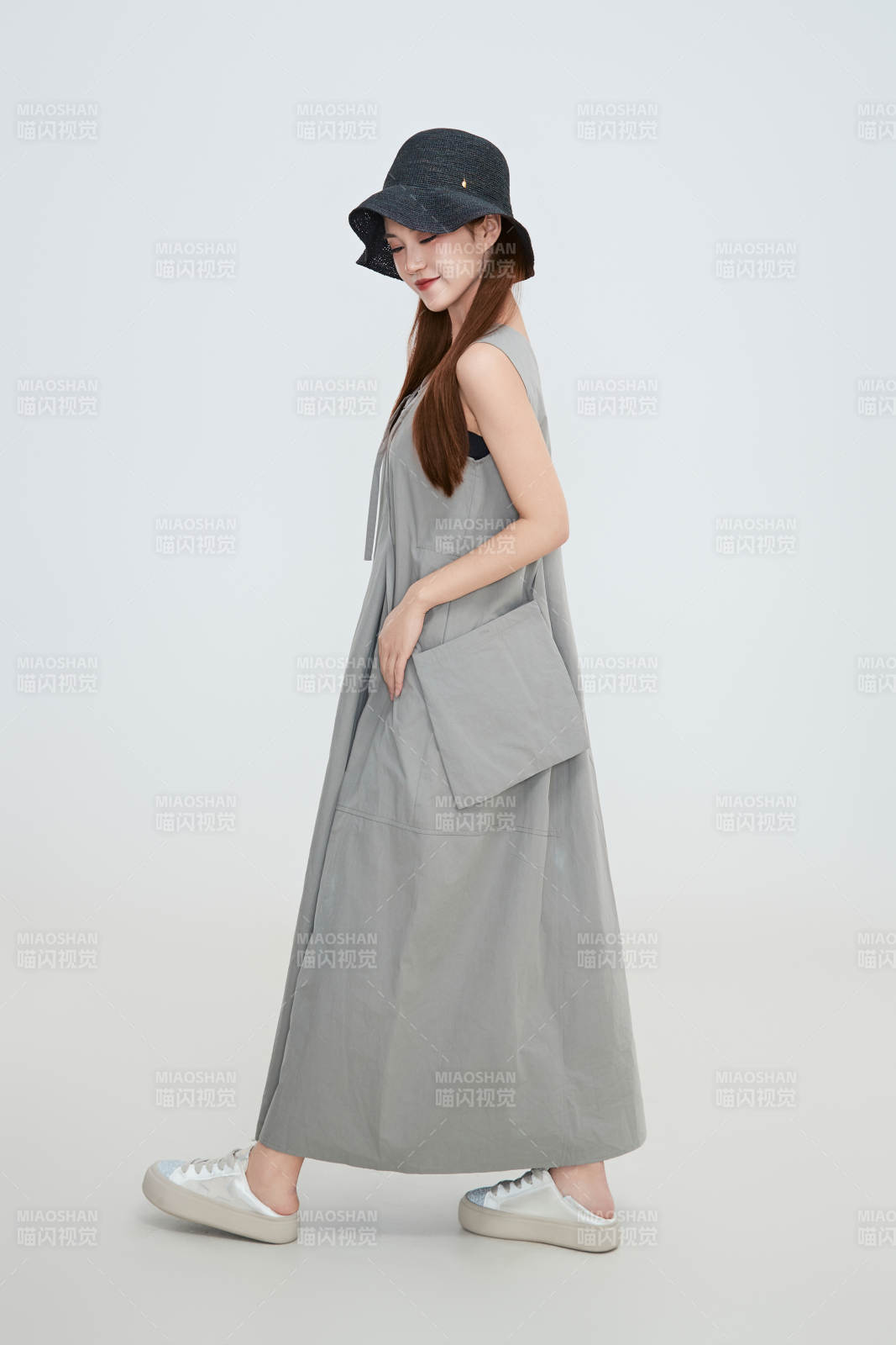 在攝影棚拍攝的青年時尚女性