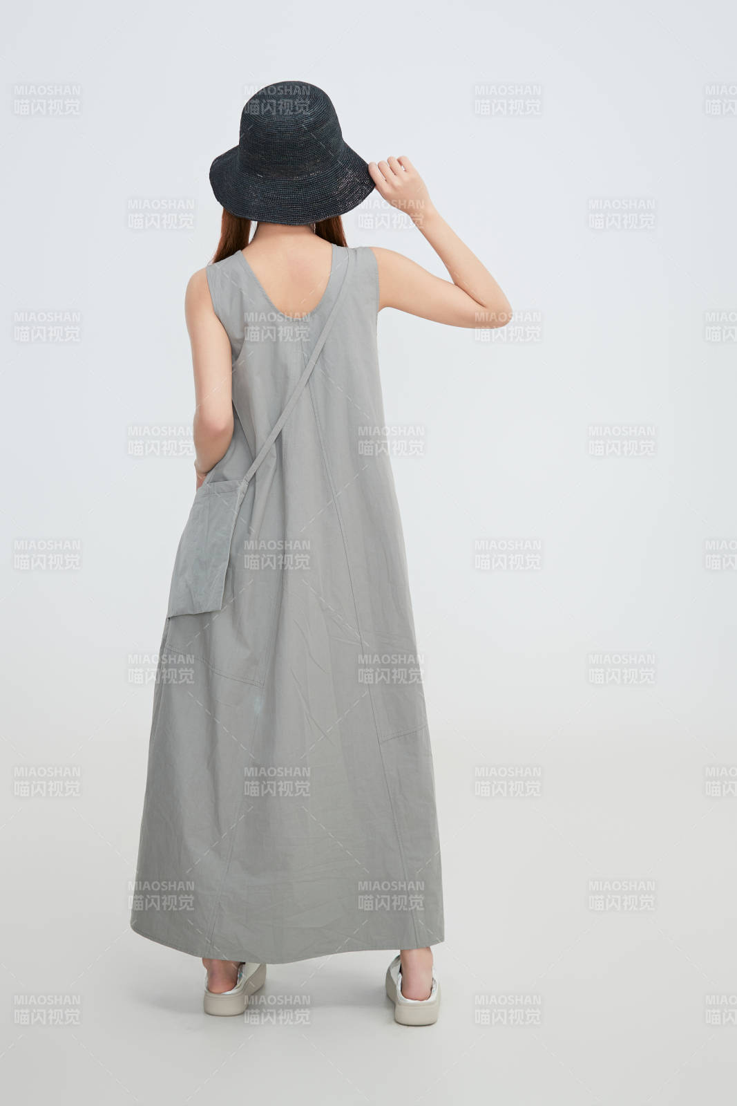 在摄影棚拍摄的青年时尚女性