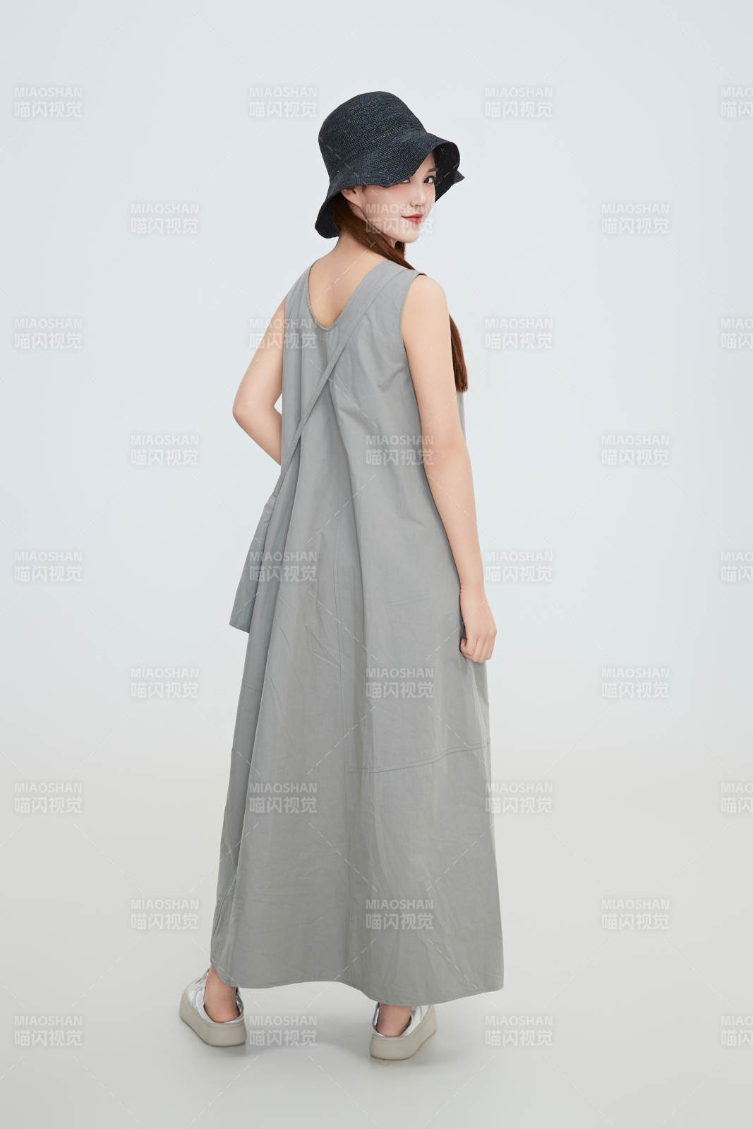 在攝影棚拍攝的青年時(shí)尚女性