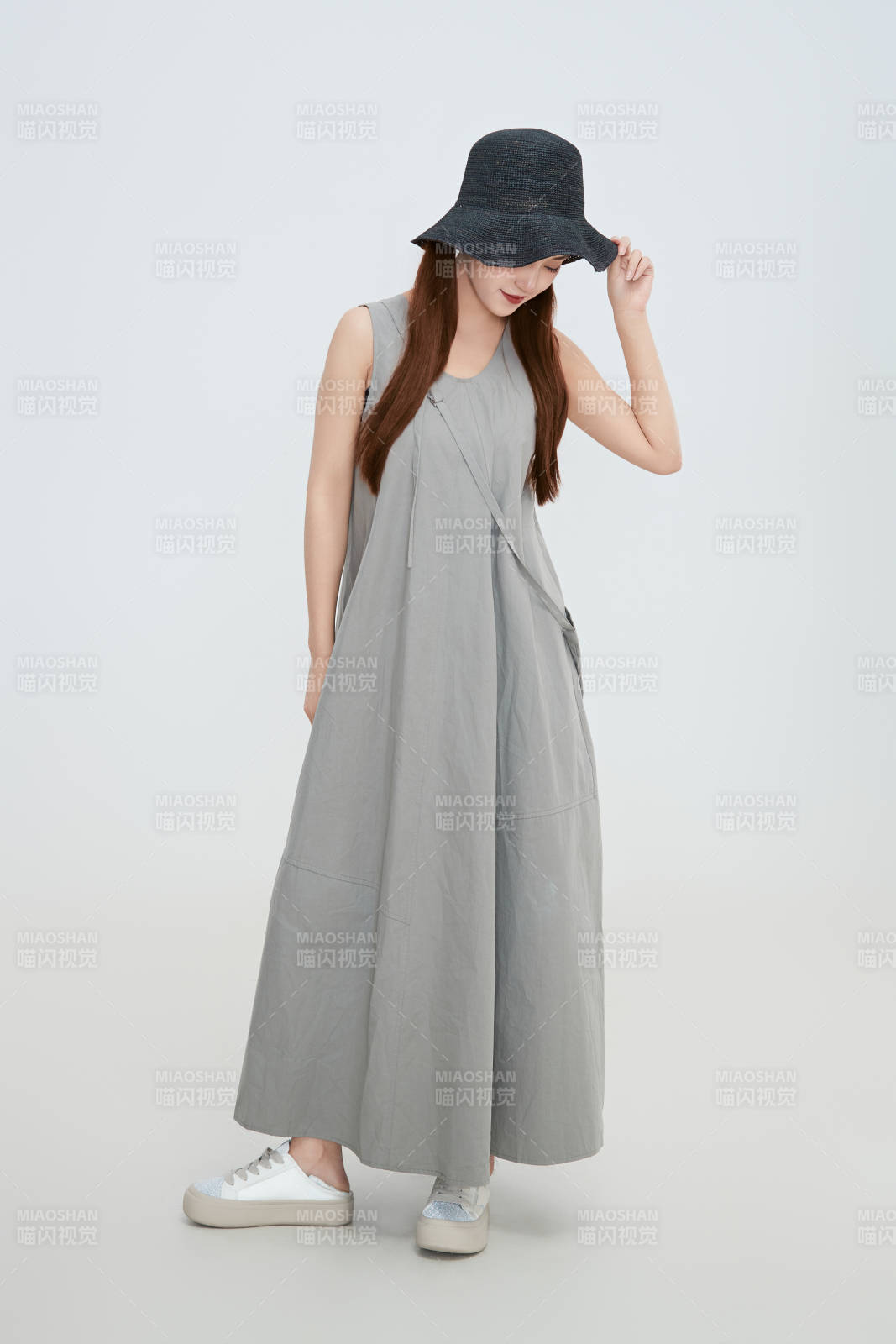 在摄影棚拍摄的青年时尚女性