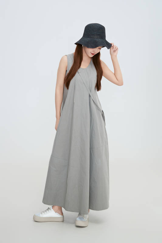 在摄影棚拍摄的青年时尚女性