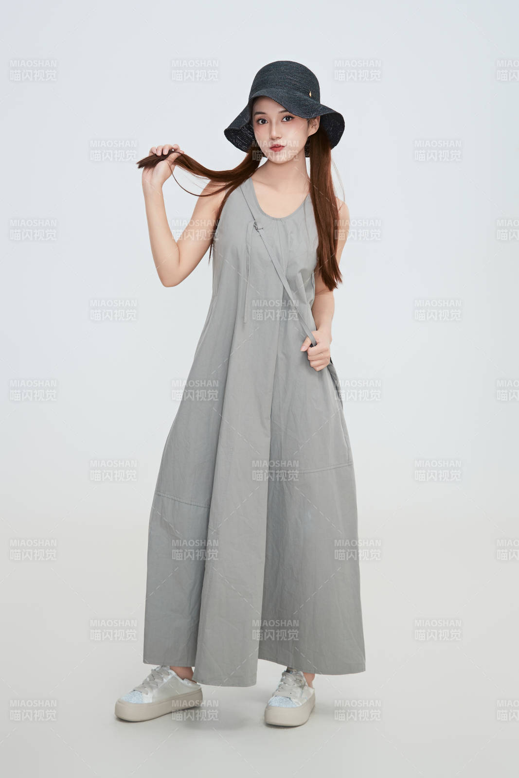 在攝影棚拍攝的青年時(shí)尚女性