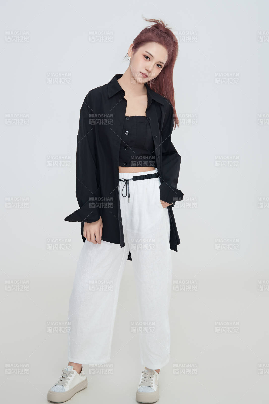 在攝影棚拍攝的青年時(shí)尚女性