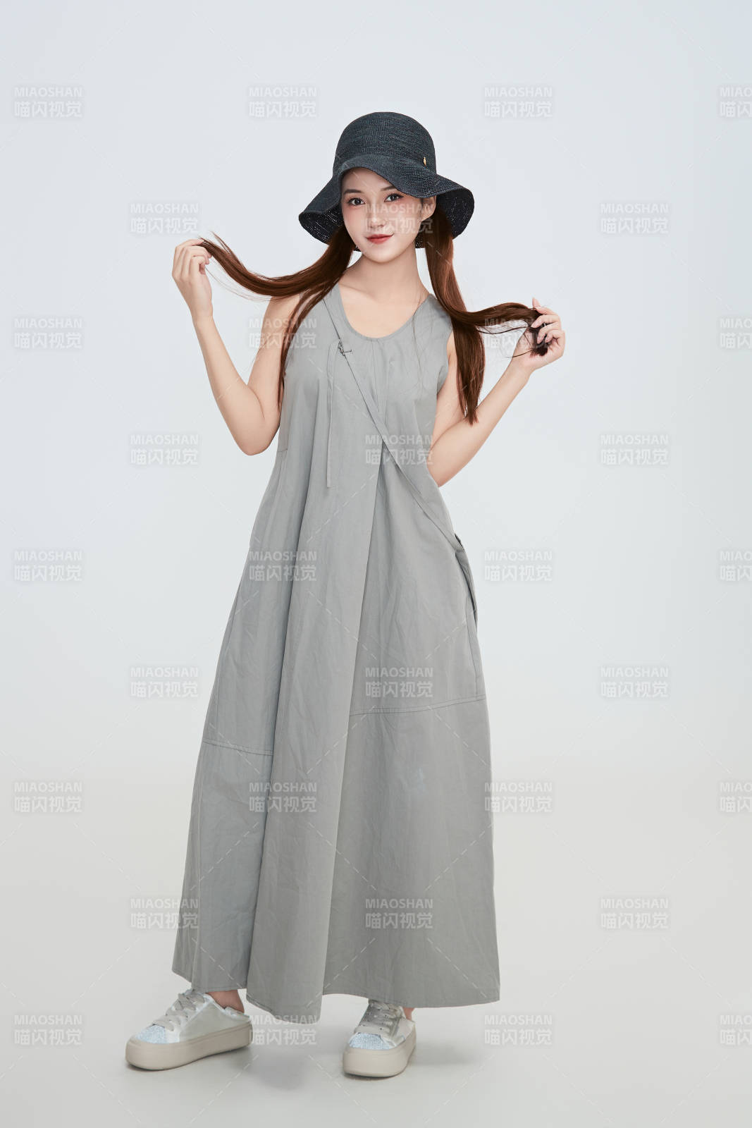 在摄影棚拍摄的青年时尚女性