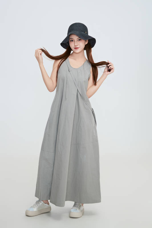 在摄影棚拍摄的青年时尚女性