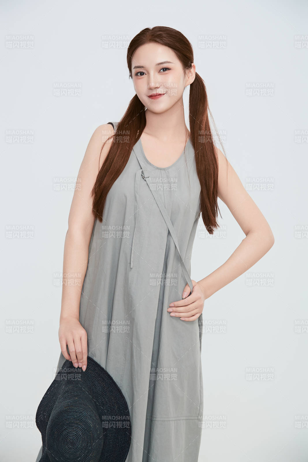 在攝影棚拍攝的青年時尚女性