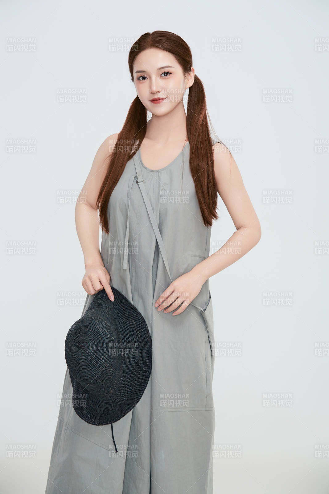 在攝影棚拍攝的青年時尚女性