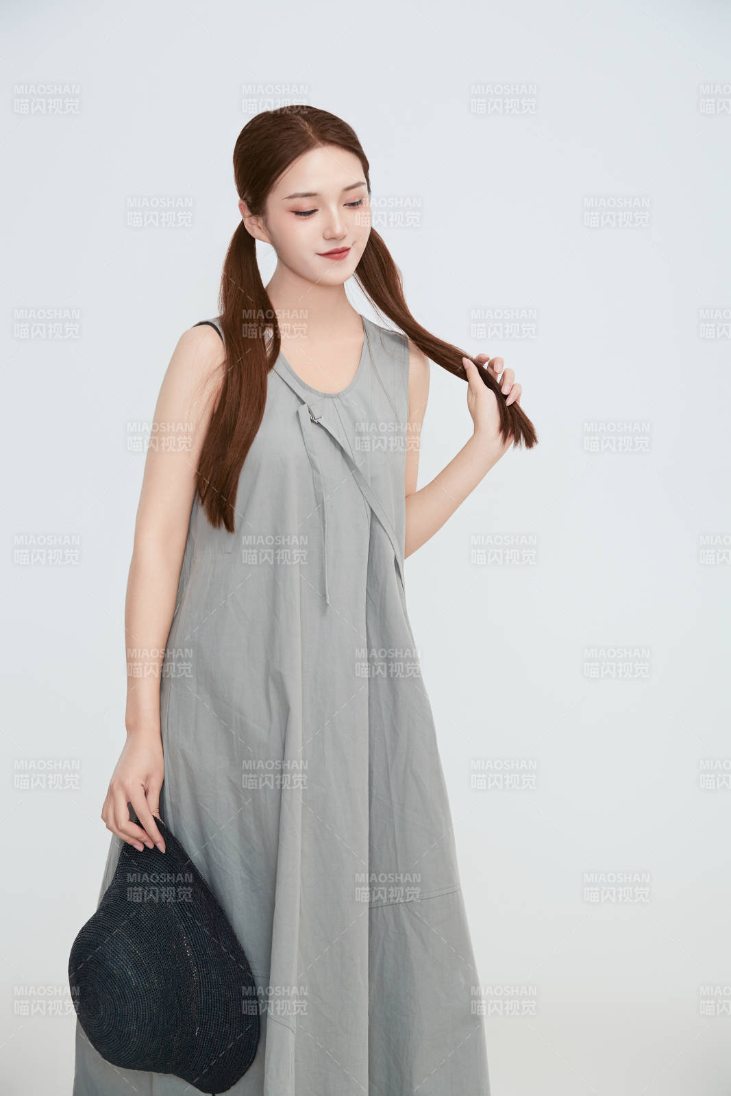 在攝影棚拍攝的青年時尚女性