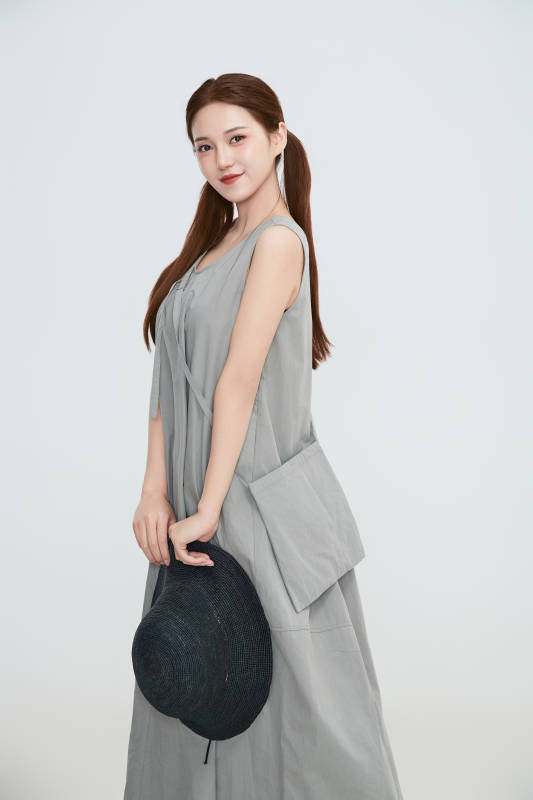 在摄影棚拍摄的青年时尚女性