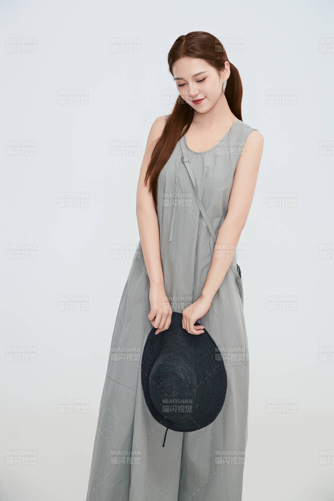 在攝影棚拍攝的青年時尚女性