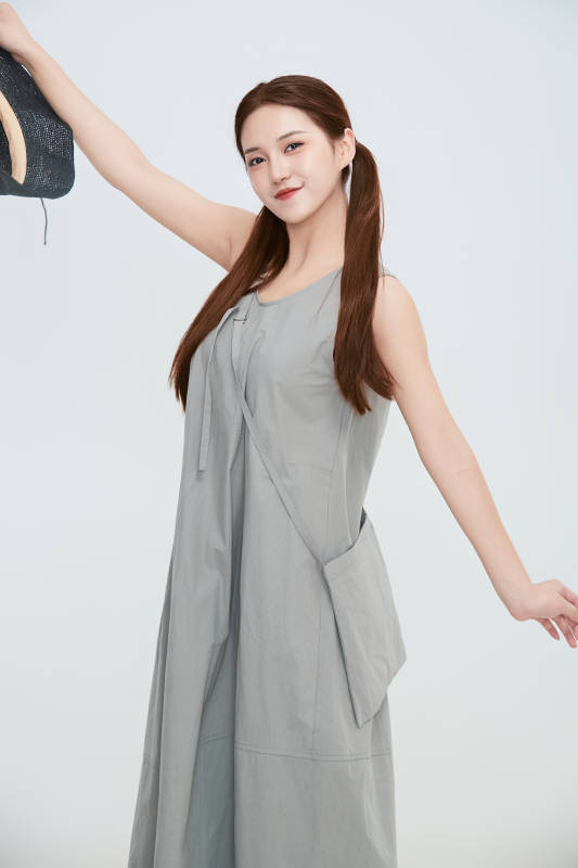 在摄影棚拍摄的青年时尚女性