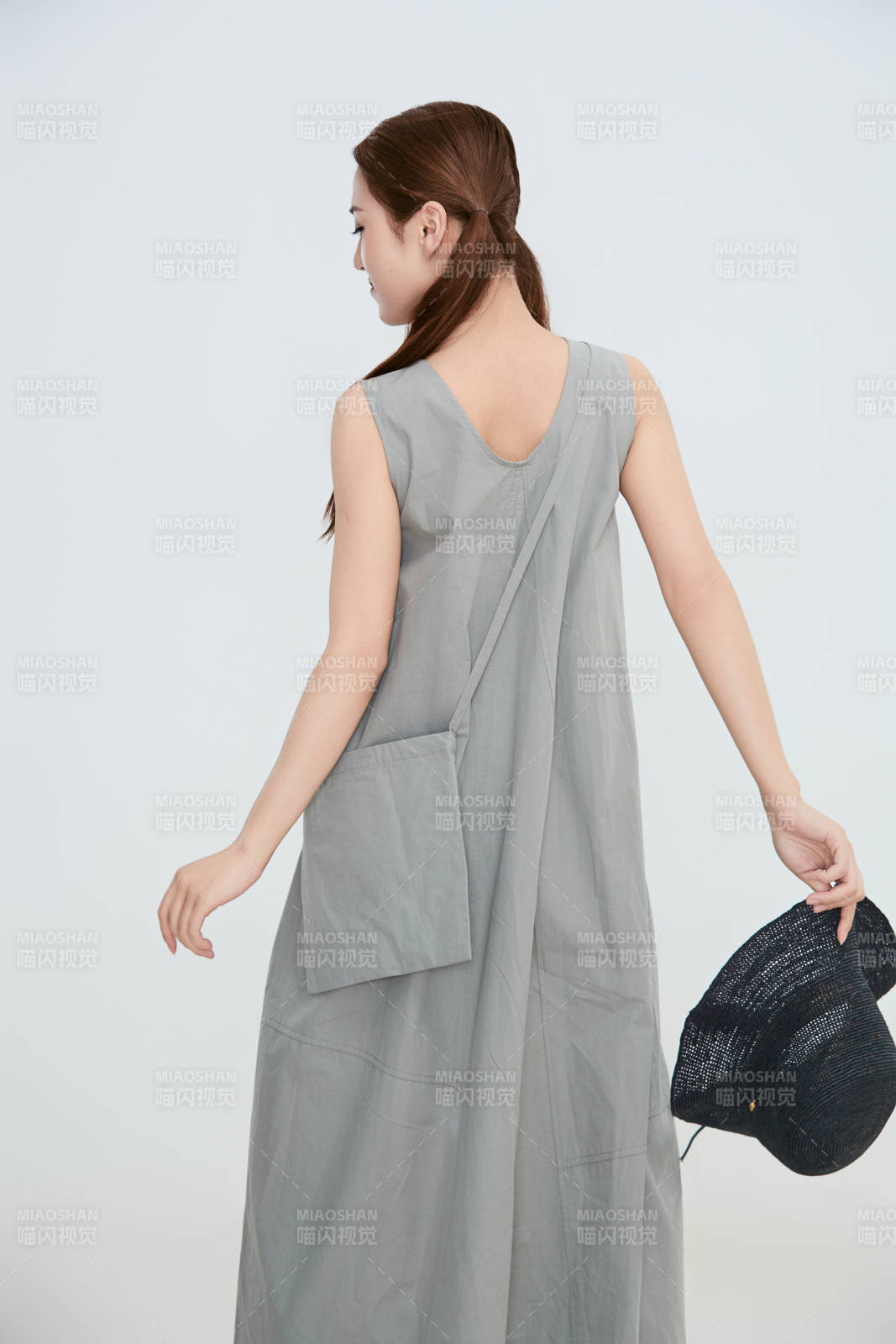 在攝影棚拍攝的青年時尚女性