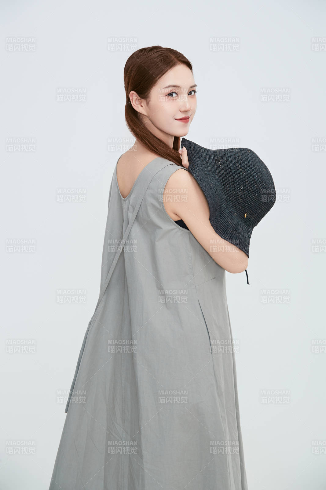 在攝影棚拍攝的青年時尚女性