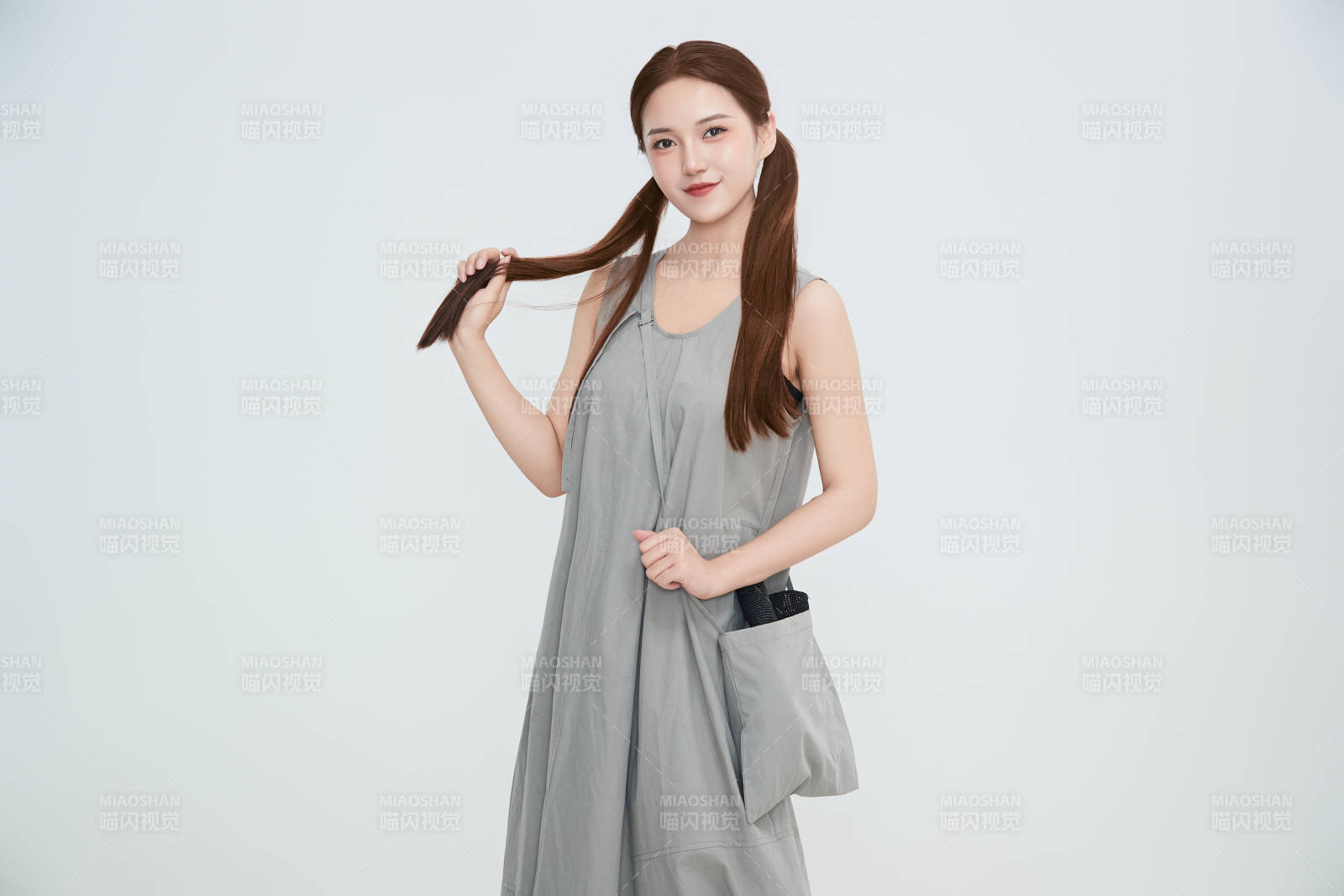 在攝影棚拍攝的青年時尚女性