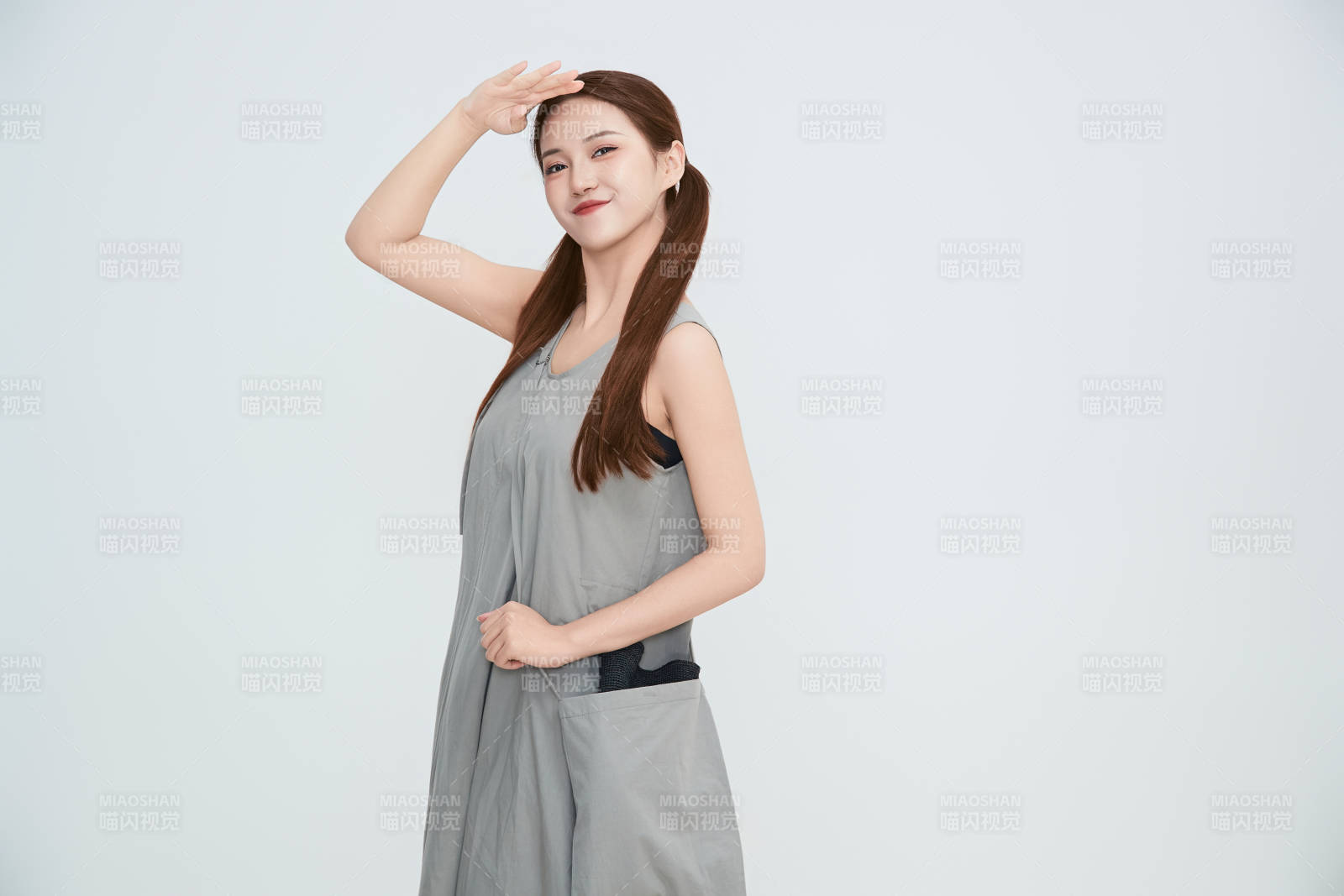 在攝影棚拍攝的青年時尚女性