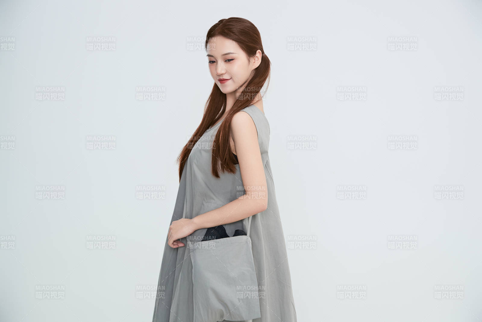 在攝影棚拍攝的青年時尚女性