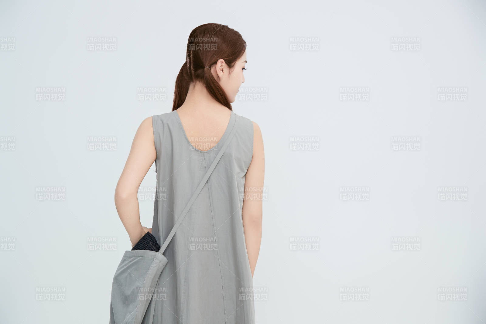 在攝影棚拍攝的青年時尚女性