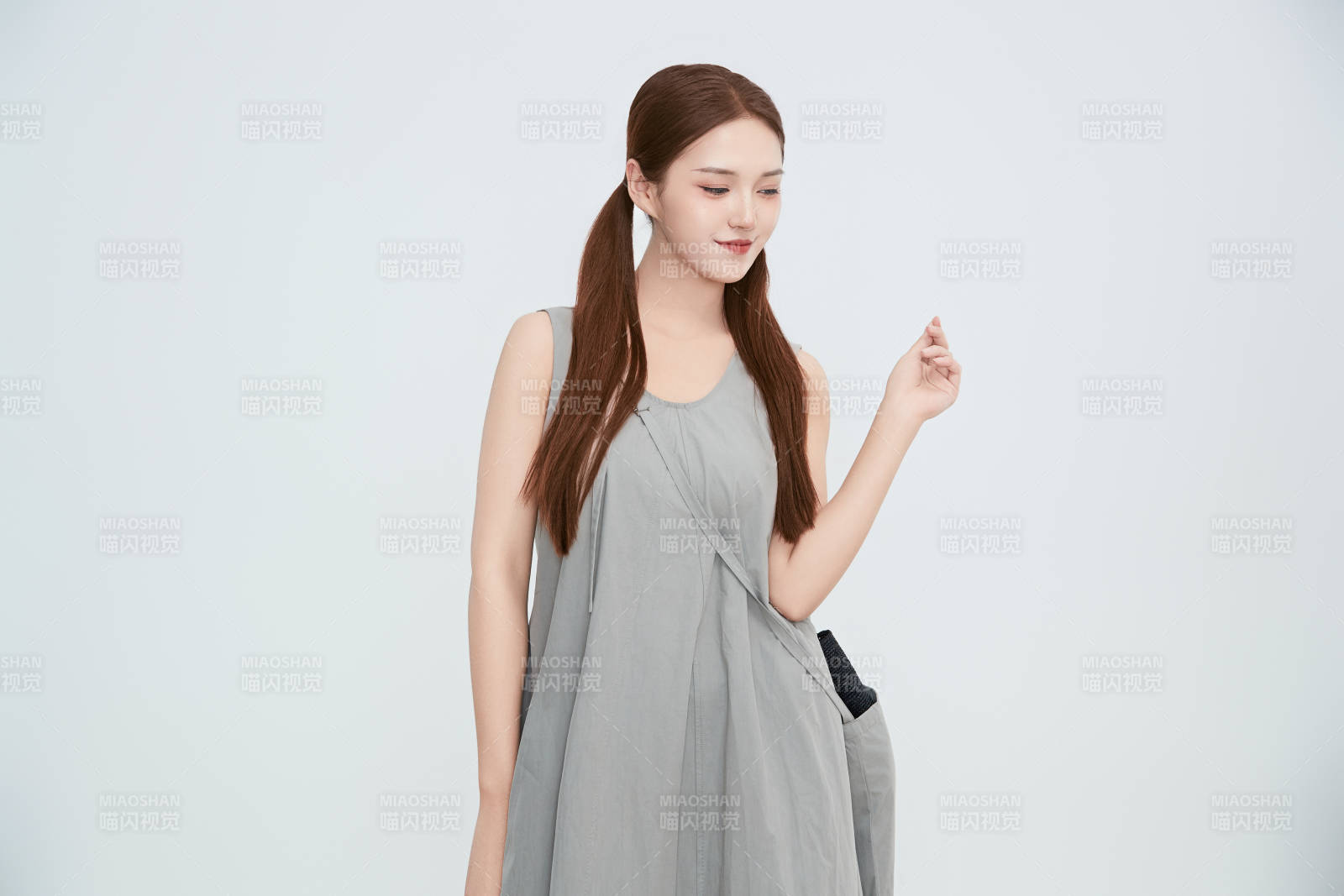 在攝影棚拍攝的青年時尚女性