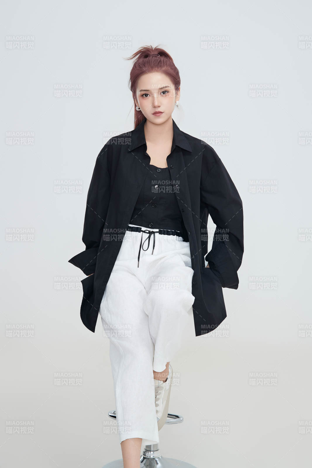 在攝影棚拍攝的青年時(shí)尚女性