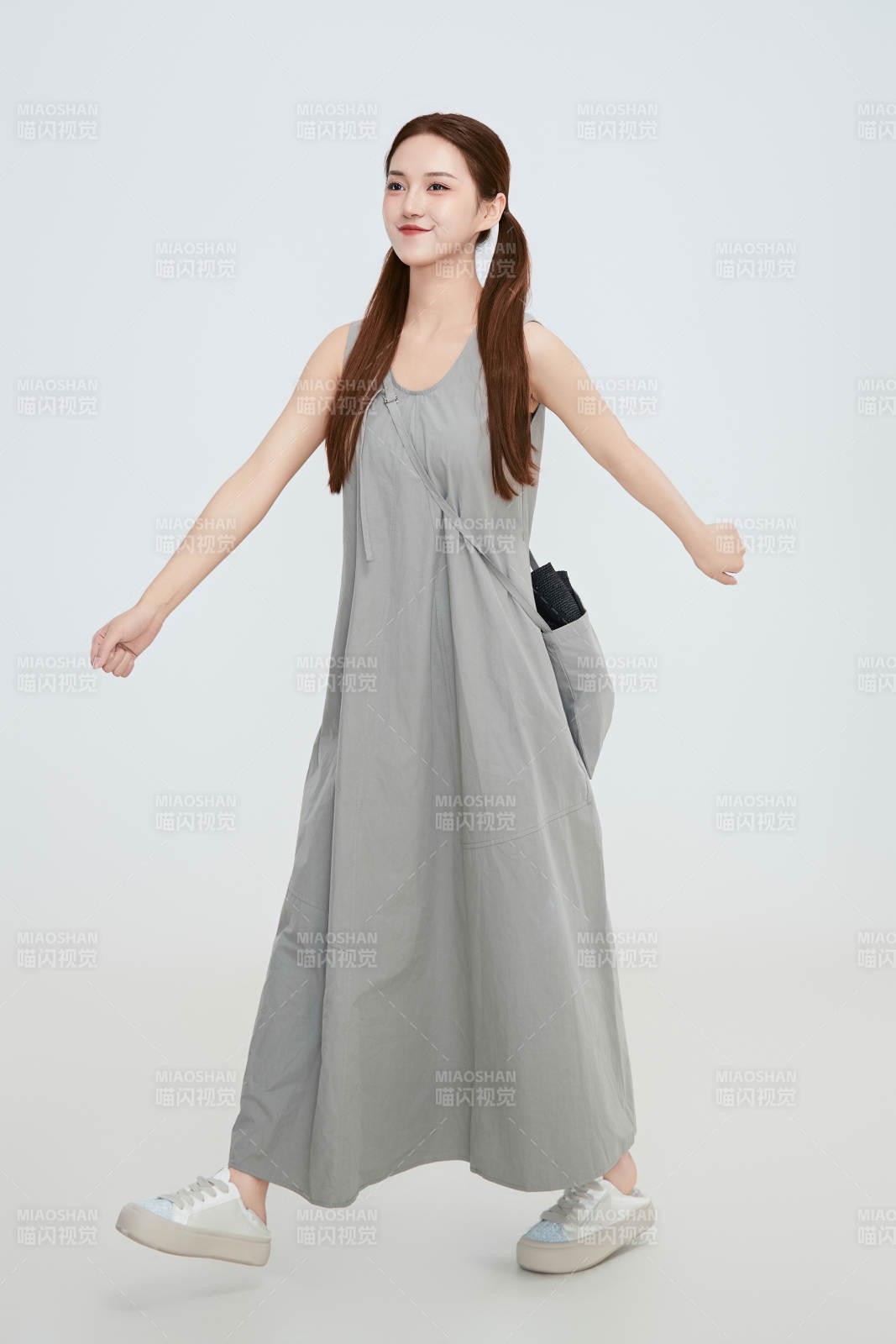 在攝影棚拍攝的青年時尚女性