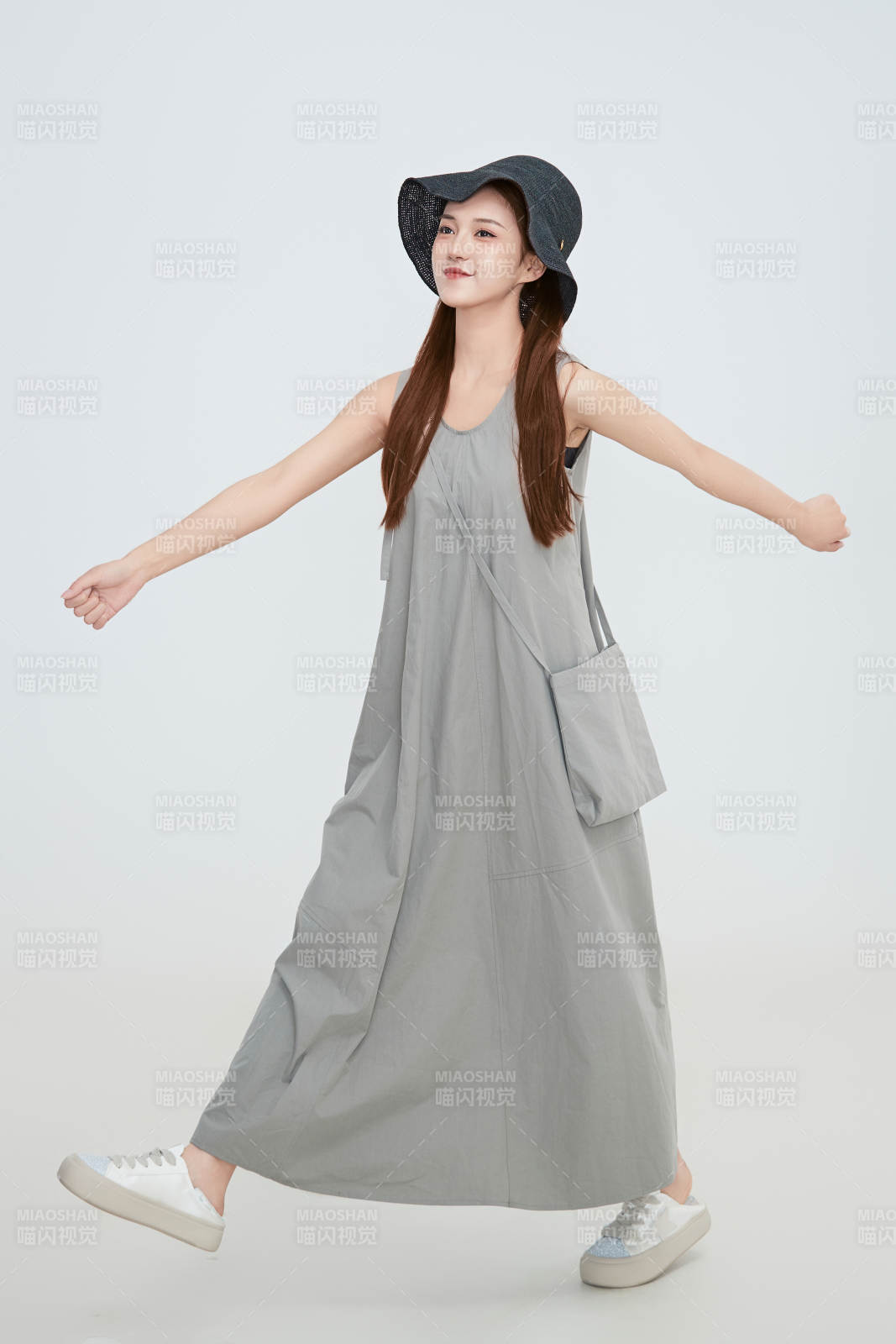 在攝影棚拍攝的青年時尚女性
