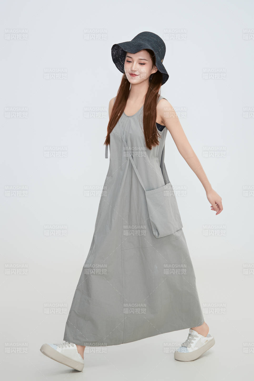 在攝影棚拍攝的青年時尚女性