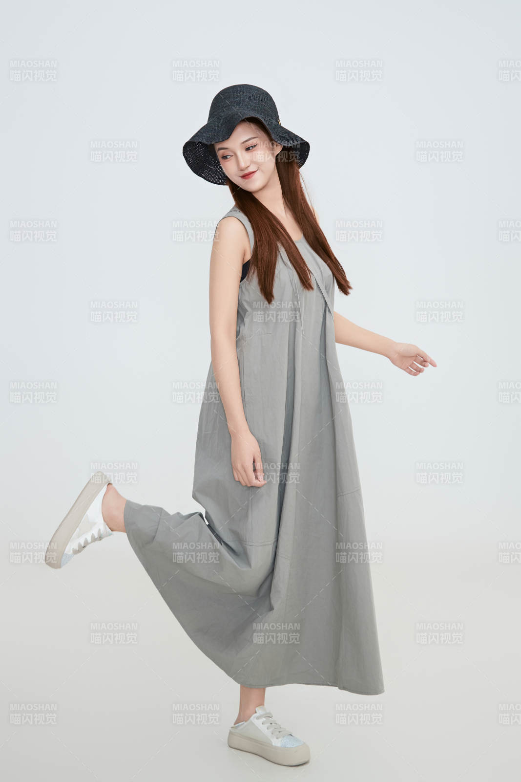 在攝影棚拍攝的青年時尚女性