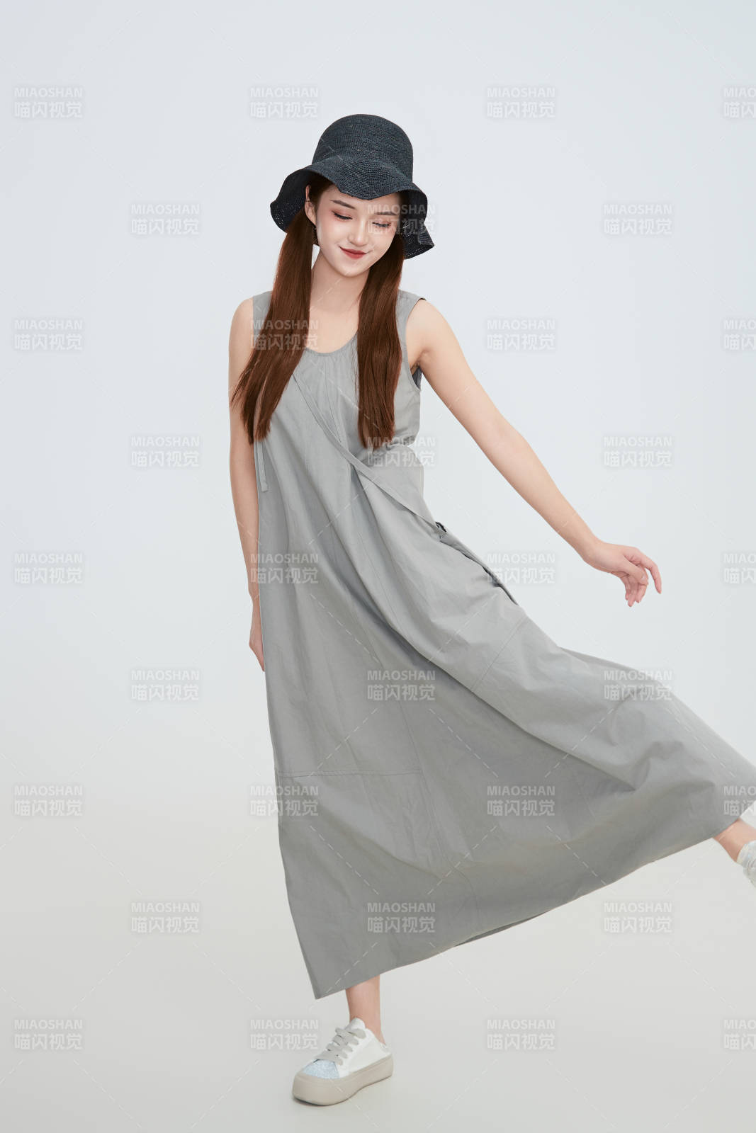 在攝影棚拍攝的青年時尚女性