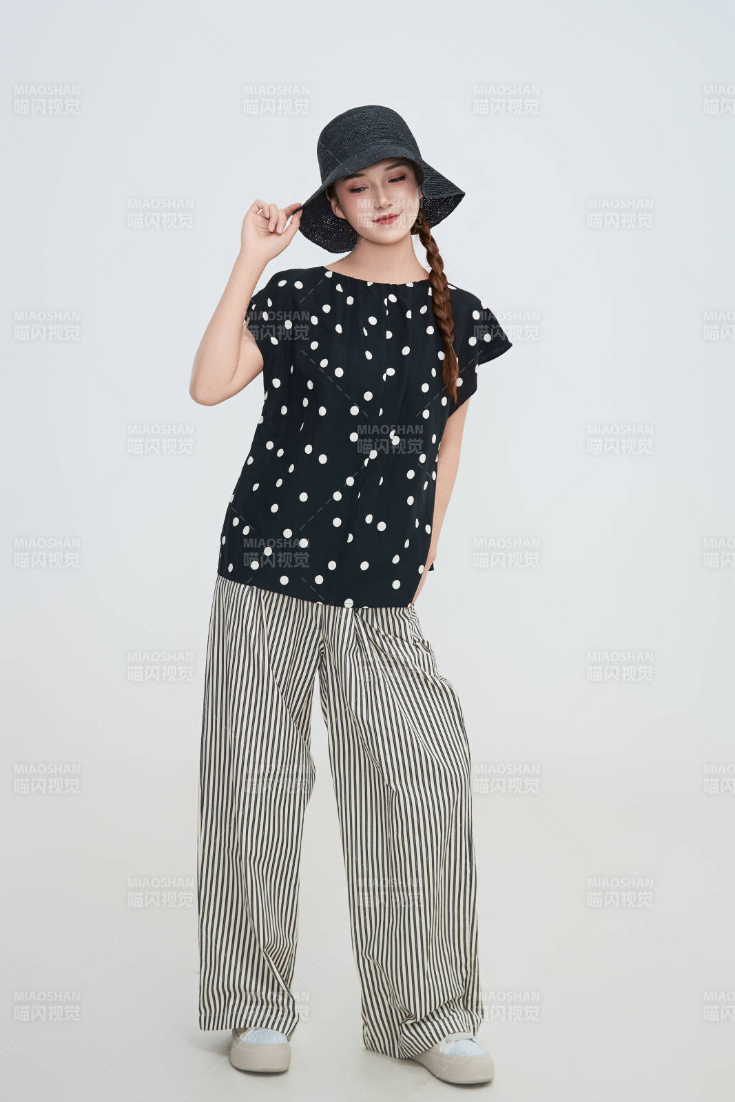 在摄影棚拍摄的青年时尚女性