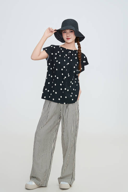 在摄影棚拍摄的青年时尚女性